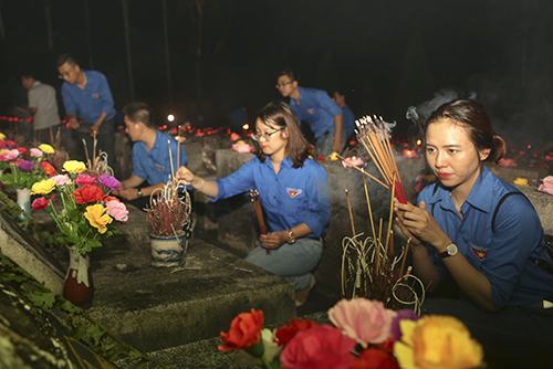 Đoàn viên Khối Doanh nghiệp Trung ương thắp nến, dâng hương tại Nghĩa trang Liệt sỹ Quốc gia Vị Xuyên.