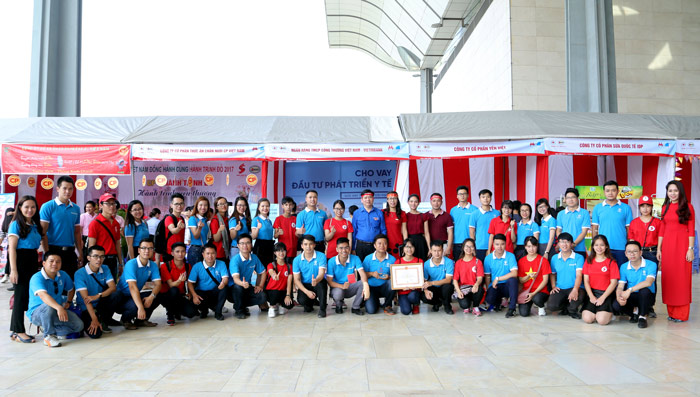 Cán bộ VietinBank tham gia hiến máu tại Ngày hội