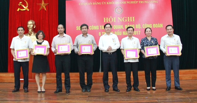 Các đồng chí được nhận Kỷ niệm chương Vì sự nghiệp Tuyên giáo.