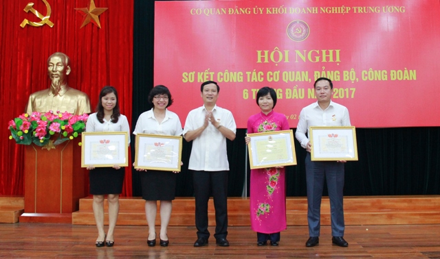 Các đồng chí được nhận Bằng khen của Tổng Liên đoàn Lao động Việt Nam và Công đoàn viên chức Việt Nam.