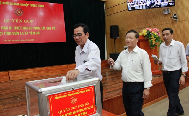 Cán bộ Cơ quan Đảng ủy Khối quyên góp hỗ trợ nhân dân Sơn La và Yên Bái.