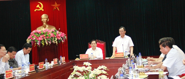 Đồng chí Hoàng Văn Chất - Bí thư Tỉnh ủy Sơn La báo cáo với Đoàn công tác về tình hình địa phương.