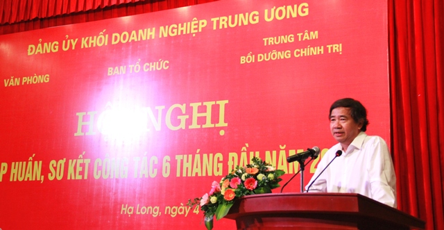 Đồng chí Trần Hữu Bình - Phó Bí thư Thường trực Đảng ủy Khối phát biểu chỉ đạo tại Hội nghị.