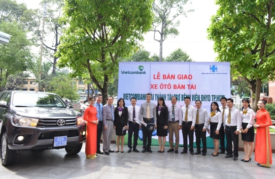 Vietcombank Sài Thành trao chìa khóa, bàn giao xe cho Ban Giám đốc Bệnh viện ĐHYD TP.HCM