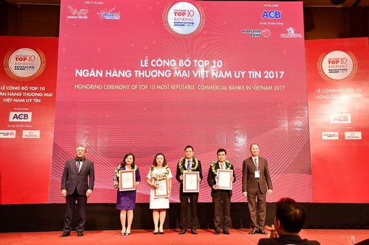 Đại diện Vietcombank (thứ 2 từ phải sang) nhận giải thưởng ngân hàng uy tín nhất năm 2017