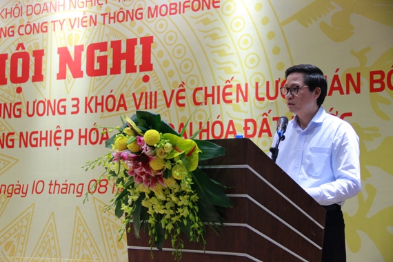 Đồng chí Nguyễn Quang Tiến - Phó Bí thư thường trực Đảng ủy MobiFone báo cáo tại Hội nghị