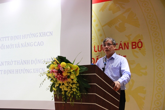 Đồng chí Trần Đình Thiên - Viện trưởng Viện Kinh tế Việt Nam truyền đạt các nội dung Nghị quyết Trung ương 5 (Khóa XII)