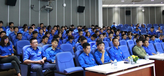 Đoàn viên thanh niên Tổng công ty tham gia lớp học.