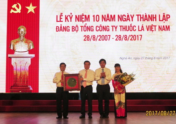 Đảng ủy Khối Doanh nghiệp Trung ương tặng quà lưu niệm cho Đảng bộ Tổng công ty Thuốc lá Việt Nam