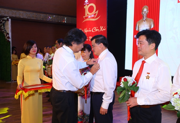 Đồng chí Trần Hữu Bình - Phó Bí thư thường trực Đảng ủy Khối Doanh nghiệp Trung ương tặng Kỷ niệm chương Vì sự nghiệp xây dựng Đảng trong doanh nghiệp Việt Nam cho 17 đồng chí