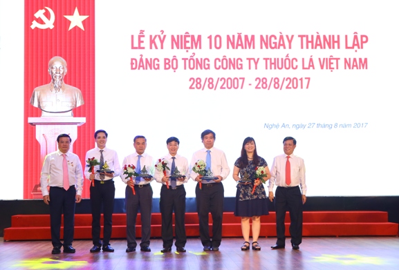 Đại diện lãnh đạo Đảng ủy Tổng công ty Thuốc lá Việt Nam tặng biểu trưng cho đại biểu Đảng ủy Khối DNTW