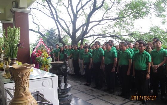 Đoàn dâng hương, dâng hoa tại khu mộ bà Hoàng Thị Loan - thân mẫu Chủ tịch Hồ Chí Minh