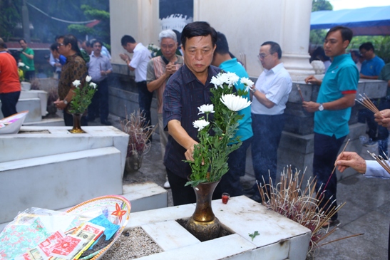 Đoàn dâng hương, dâng hoa tại Khu di tích Ngã ba Đồng Lộc - Hà Tĩnh
