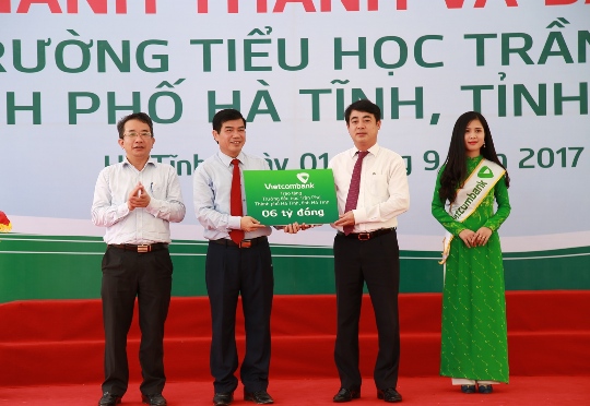Chủ tịch HĐQT Vietcombank Nghiêm Xuân Thành trao biểu trưng tài trợ Trường tiểu học Trần Phú
