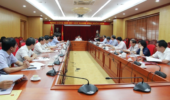 đồng chí Nguyễn Thị Tiếp - Trưởng Ban Dân vận, Phó Trưởng Ban thường trực Ban Chỉ đạo Cuộc Vận động của Đảng ủy Khối DNTW báo cáo kết quả Cuộc vận động trong 6 tháng đầu năm 2017