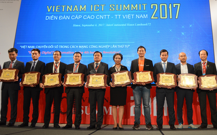Đại diện lãnh đạo VietinBank (thứ 3 từ phải sang) nhận Bảng vàng chứng nhận của Ban Tổ chức