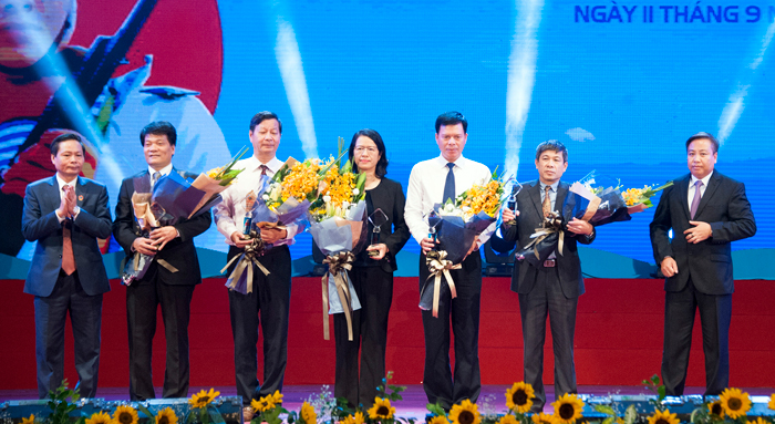Đại diện lãnh đạo VietinBank (thứ 2 từ phải sang) nhận Kỷ niệm chương và hoa cảm ơn từ Ban Tổ chức