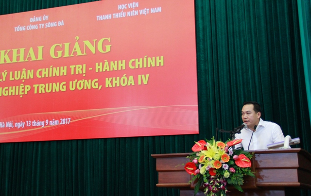 Đồng chí Hồ Xuân Trường - Ủy viên BCH Đảng bộ Khối, Giám đốc Trung tâm Bồi dưỡng chính trị Đảng ủy Khối phát biểu tại Lễ khai giảng.