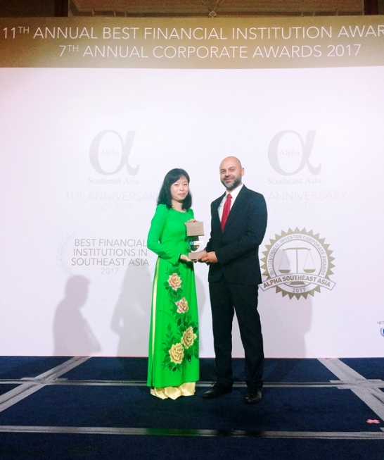 Đại diện Vietcombank nhận giải thưởng của Alpha SEA