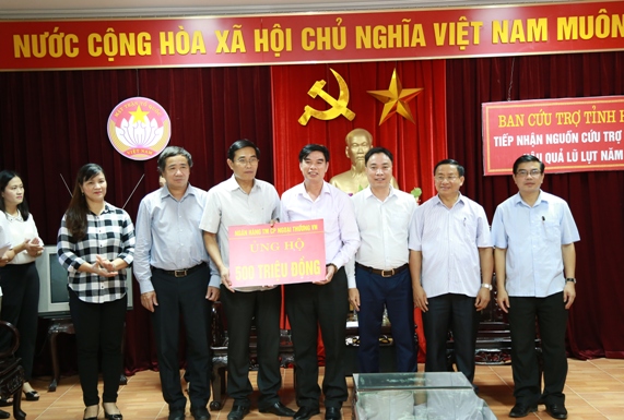 Đồng chí Vũ Tiến Duật - Phó Bí thư thường trực Đảng ủy Vietcombank trao tượng trưng số tiền 500 triệu đồng giúp đồng bào các tỉnh Hà Tĩnh khắc phục hậu quả bão lụt 