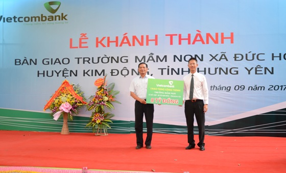 Đại diện lãnh đạo Vietcombank Hưng Yên trao tuợng trưng số tiền 8 tỷ đồng của Vietcombank tài trợ xây dựng truờng