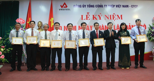 Đảng ủy Khối Doanh nghiệp Trung ương trao Kỷ niệm chương Vì sự nghiệp xây dựng Đảng trong doanh nghiệp Việt Nam cho các đồng chí có nhiều đóng góp xây dựng doanh nghiệp.