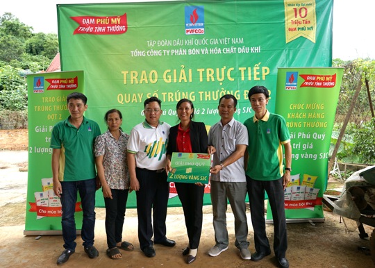 Đại diện PVFCCo trao thưởng cho bà con nông dân và chung vui với khách hàng may mắn
