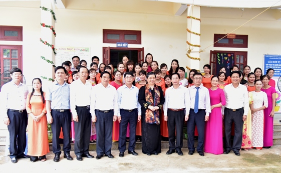 Phó Chủ tịch thường trực Quốc hội Tòng Thị Phóng cùng Đoàn công tác của Quốc hội và lãnh đạo Vietcombank thăm trường phổ thông dân tộc nội trú THCS huyện Bắc Sơn