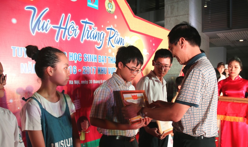 Đ.c Trần Quang Dũng, Trưởng ban Tuyên giáo ĐU trao phần thưởng cho các em đạt giải quốc gia