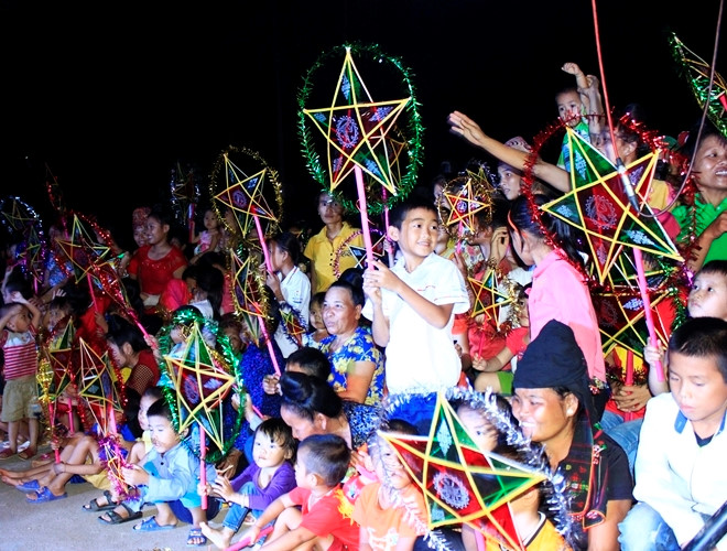 Đoàn Thanh niên Tổng công ty Hàng hải mang đêm hội trăng rằm đến với trẻ em huyện Mường La (tỉnh Sơn La).