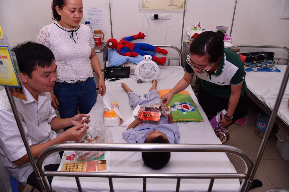 Đoàn Vietcombank thăm hỏi bệnh nhi tại Viện Huyết học và Truyền máu Trung ương.