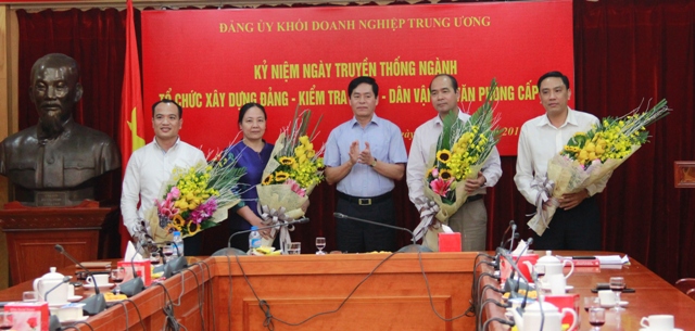 Đồng chí Bí thư Đảng ủy Khối tặng hoa chúc mừng kỷ niệm ngày truyền thống các ngành xây dựng Đảng.