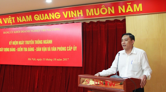 Đồng chí Hoàng Gianh - Ủy viên Ban Thường vụ, Trưởng Ban Tổ chức Đảng ủy Khối đại diện các ban, đơn vị phát biểu tại buổi kỷ niệm.