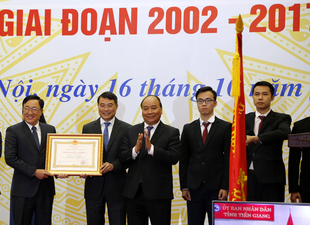 Thay mặt lãnh đạo Đảng, Nhà nước, Thủ tướng Nguyễn Xuân Phúc trao Huân chương Lao động hạng Nhất của Chủ tịch nước tặng NHCSXH. 