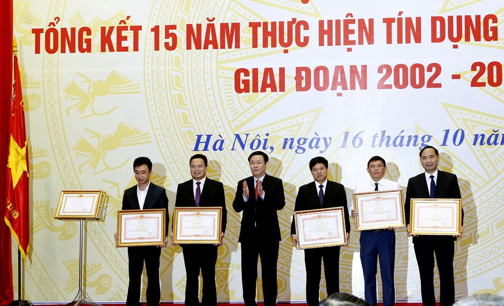 Phó Thủ tướng Vương Đình Huệ trao Bằng khen của Thủ tướng Chính phủ tặng 29 tập thể, cá nhân đạt thành tích xuất sắc trong triển khai chương trình tín dụng chính sách
