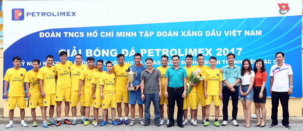 Lãnh đạo Petrolimex và  Đoàn Khối DNTW trao giải Nhất cho đội bóng Petrolimex Hà Nội.