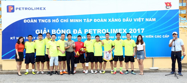 Lãnh đạo Đoàn Thanh niên Petrolimex trao giải Nhì cho đội bóng PGBank.