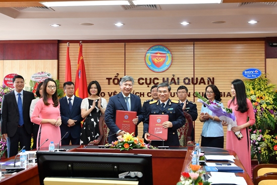 Đại diện lãnh đạo Vietcombank và Tổng Cục Hải quan ký kết thỏa thuận triển khai dịch vụ nộp thuế hải quan điện tử 24/7