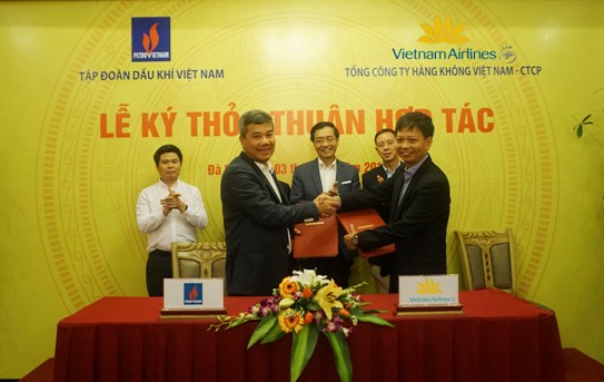Đại diện lãnh đạo PVN và Vietnam Airlines ký Thỏa thuận hợp tác