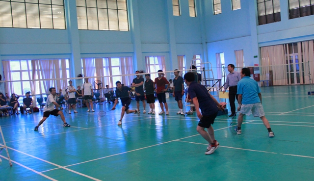 Các vận động viên tham gia thi đấu bộ môn cầu lông.