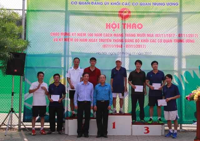 Ban Tổ chức trao giải thưởng cho các vận động viên đạt thành tích trong Hội thao.