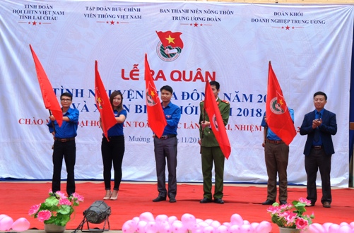 Bí thư Tỉnh đoàn Lai Châu trao cờ lệnh cho ĐVTN phát động Lễ ra quân.