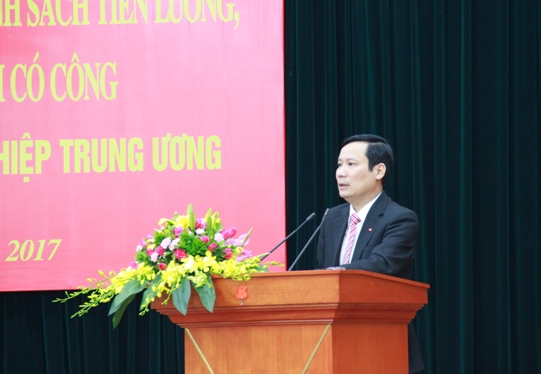 Đồng chí Phạm Tấn Công - Phó Bí thư Đảng ủy Khối DNTW trình bày báo cáo của Đảng ủy Khối tại buổi làm việc