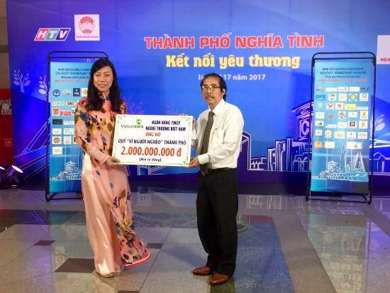 Ủy ban Mặt trận Tổ quốc Việt Nam TP.HCM đại diện chương trình nhận số tiền ủng hộ từ Vietcombank