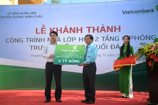 Chủ tịch HĐQT Vietcombank Nghiêm Xuân Thành trao biểu trưng tài trợ cho trường Tiểu học Suối Đá A