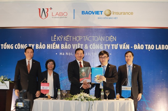 Đại diện Tổng Công ty Bảo hiểm Bảo Việt và Công ty LABO ký hợp đồng hợp tác