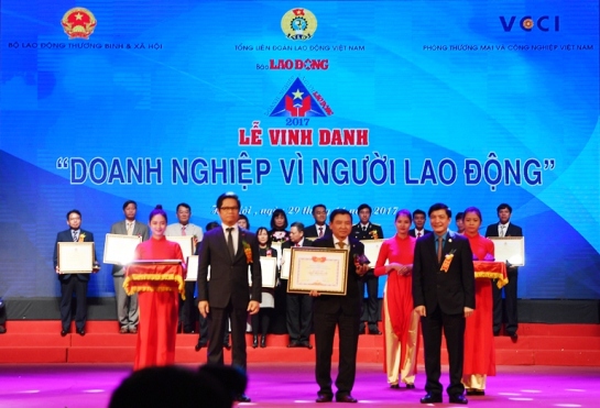 Đại diện lãnh đạo TLĐLĐVN và VCCI trao Bằng khen “Doanh nghiệp vì Người lao động” năm 2017 cho Vietcombank 