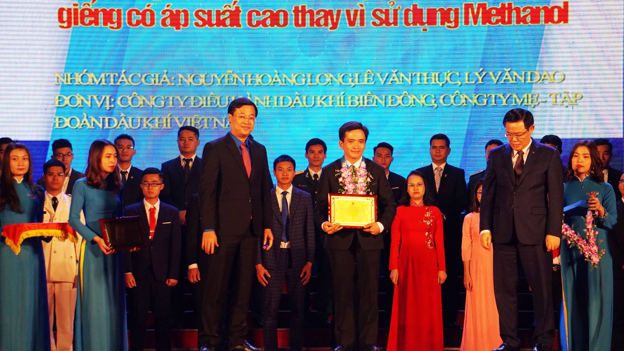 Phó thủ tướng Vương Đình Huệ; Bí thư thứ nhất TƯ Đoàn Lê Quốc Phong tặng Biểu trưng và hoa chúc mừng các tác giả đã được tuyên dương tại chương trình.