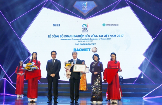 Đại diện lãnh đạo Tập đoàn Bảo Việt nhận giải Top 10 Doanh nghiệp bền vững Việt Nam 2017 