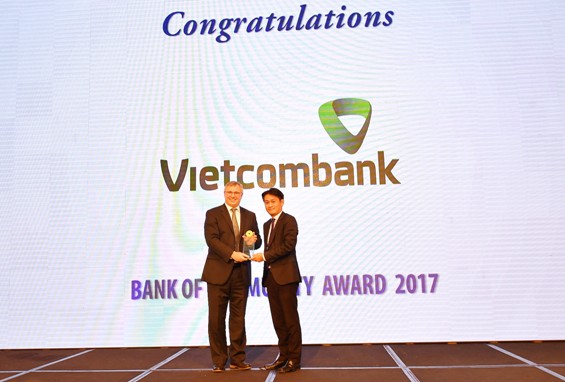 Đại diện Vietcombank, ông Thomas William Tobin – Giám đốc Khối Bán lẻ (bên trái) nhận giải thưởng “Ngân hàng vì cộng đồng 2017”
